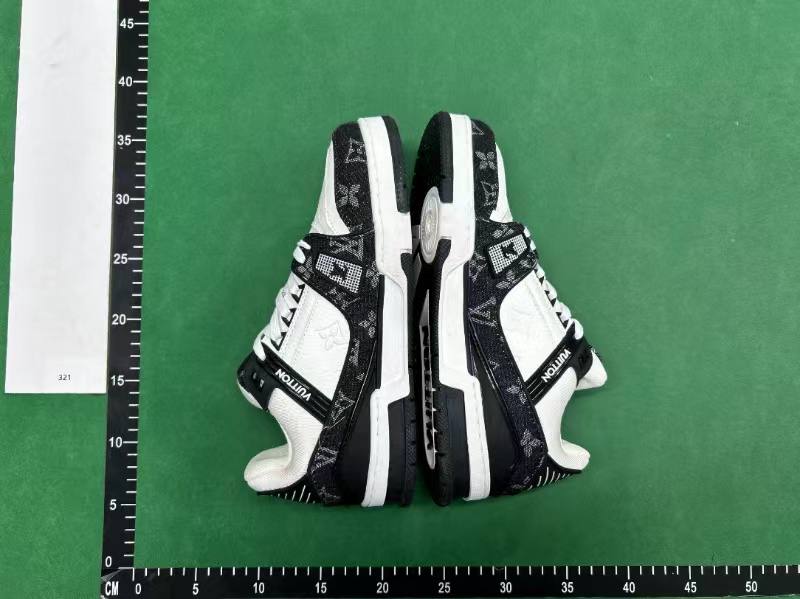   LV trainer shoes - 3