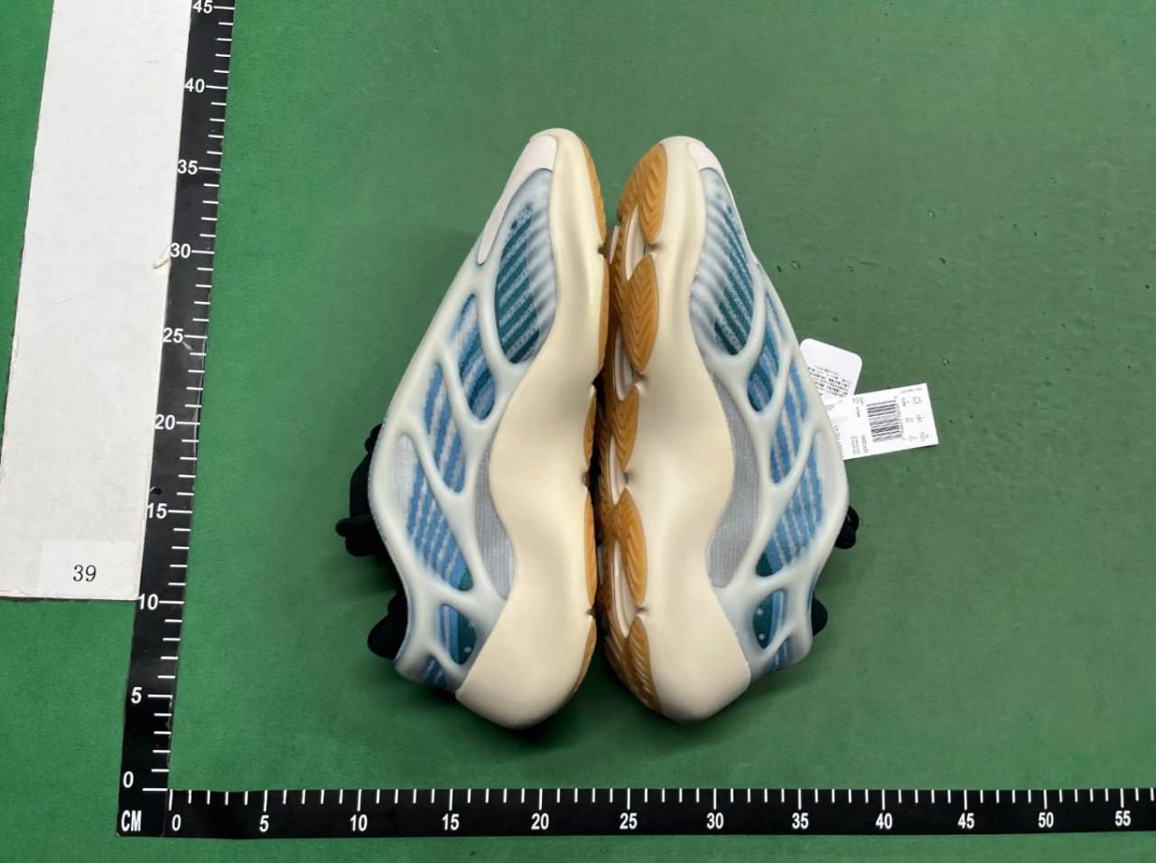  adidas originals Yeezy boots 700 v3 - 2