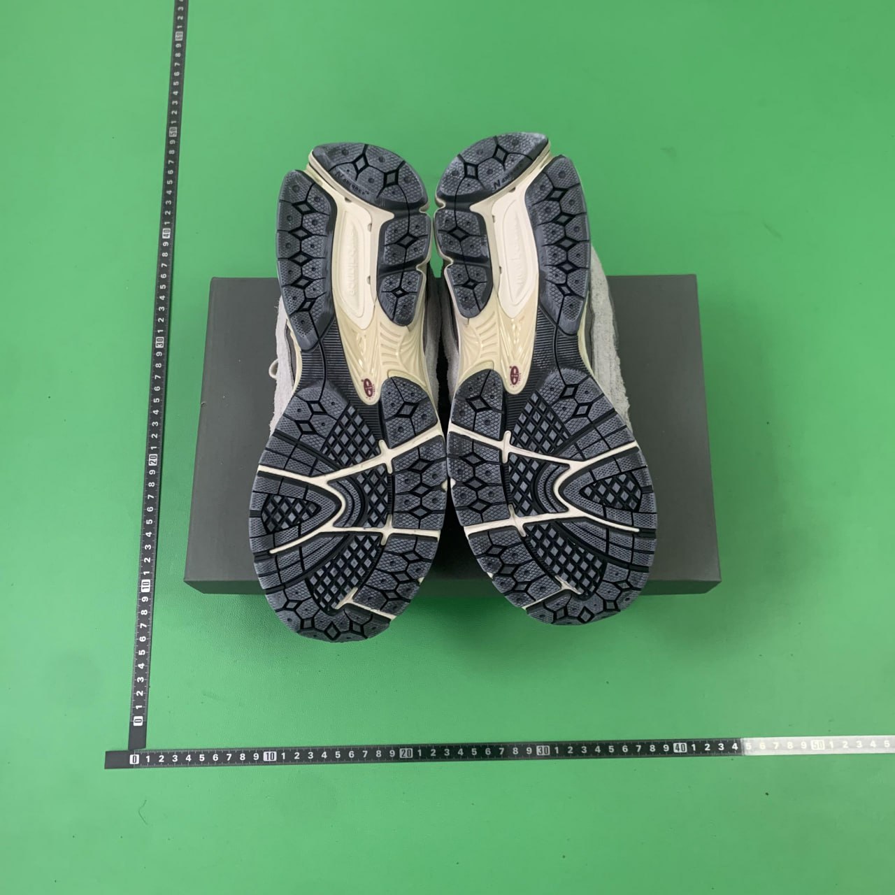 M batch New Balance 2002R  - 3