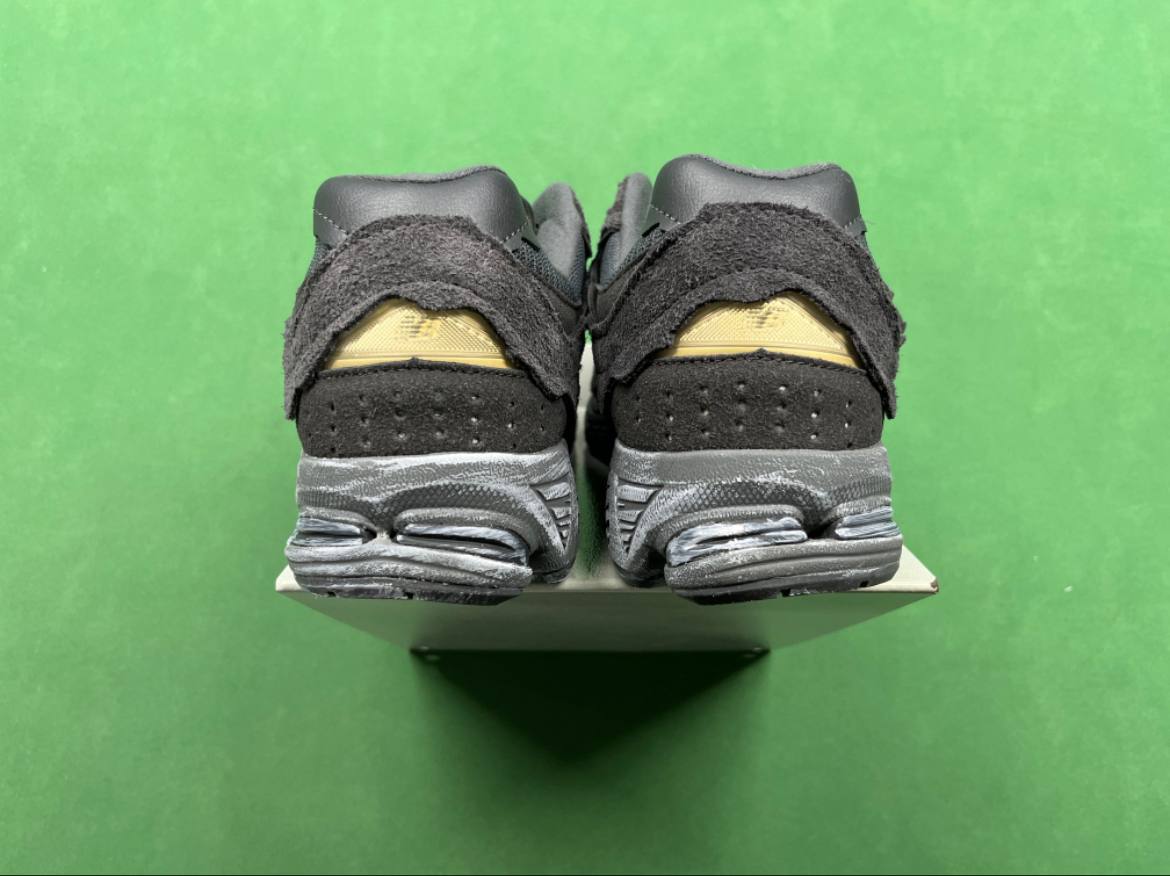 M batch New Balance 2002R  - 4