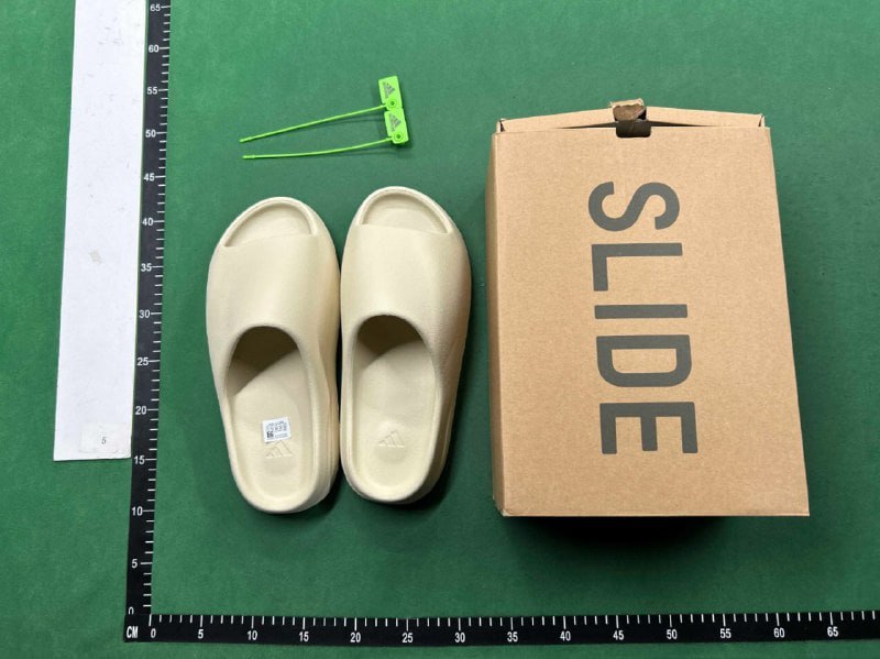  Yezzy slipper  (19 CP) - 4