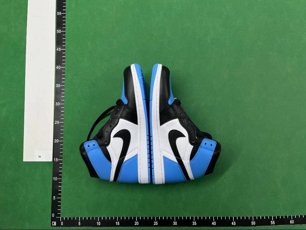  Air Jordan 1 high    (40 CP)