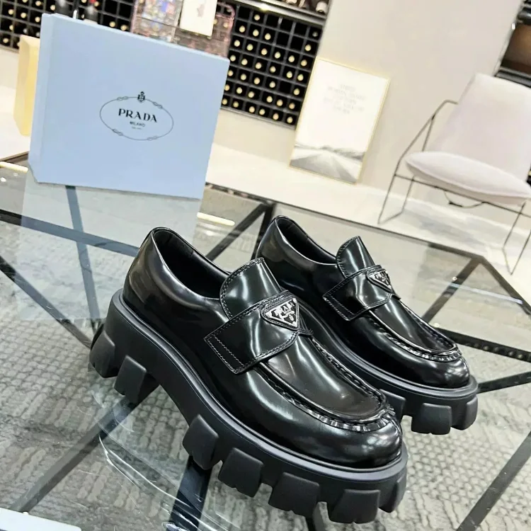 PRADA                                                                                               