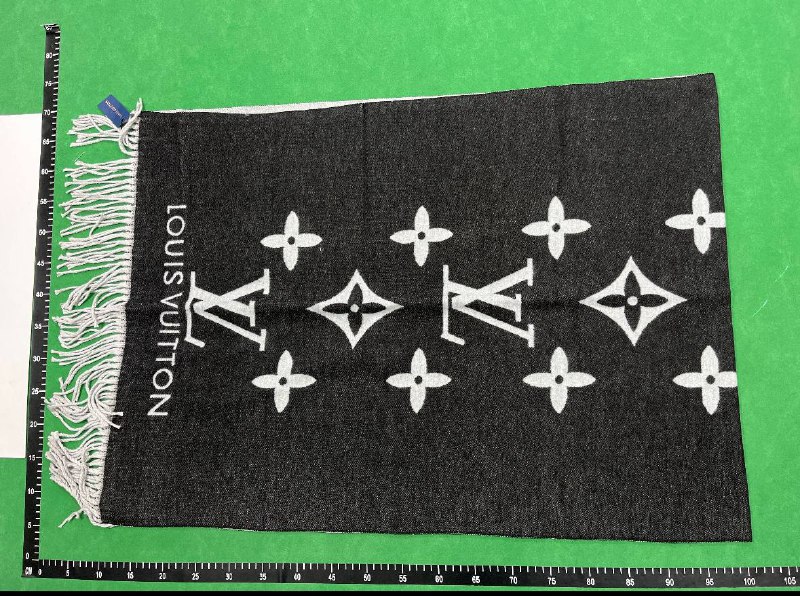 11 original LV Louis Vuitton Scarf - 3