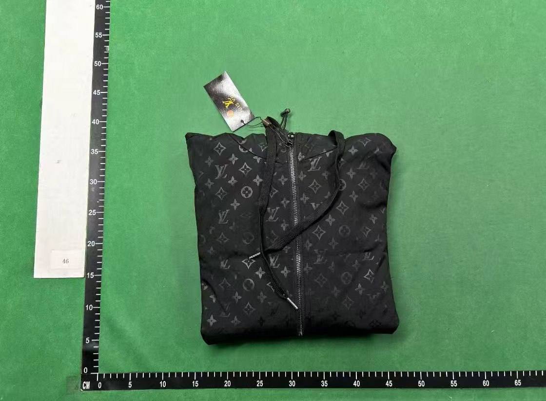 LOUIS VUITTON Coat - 3