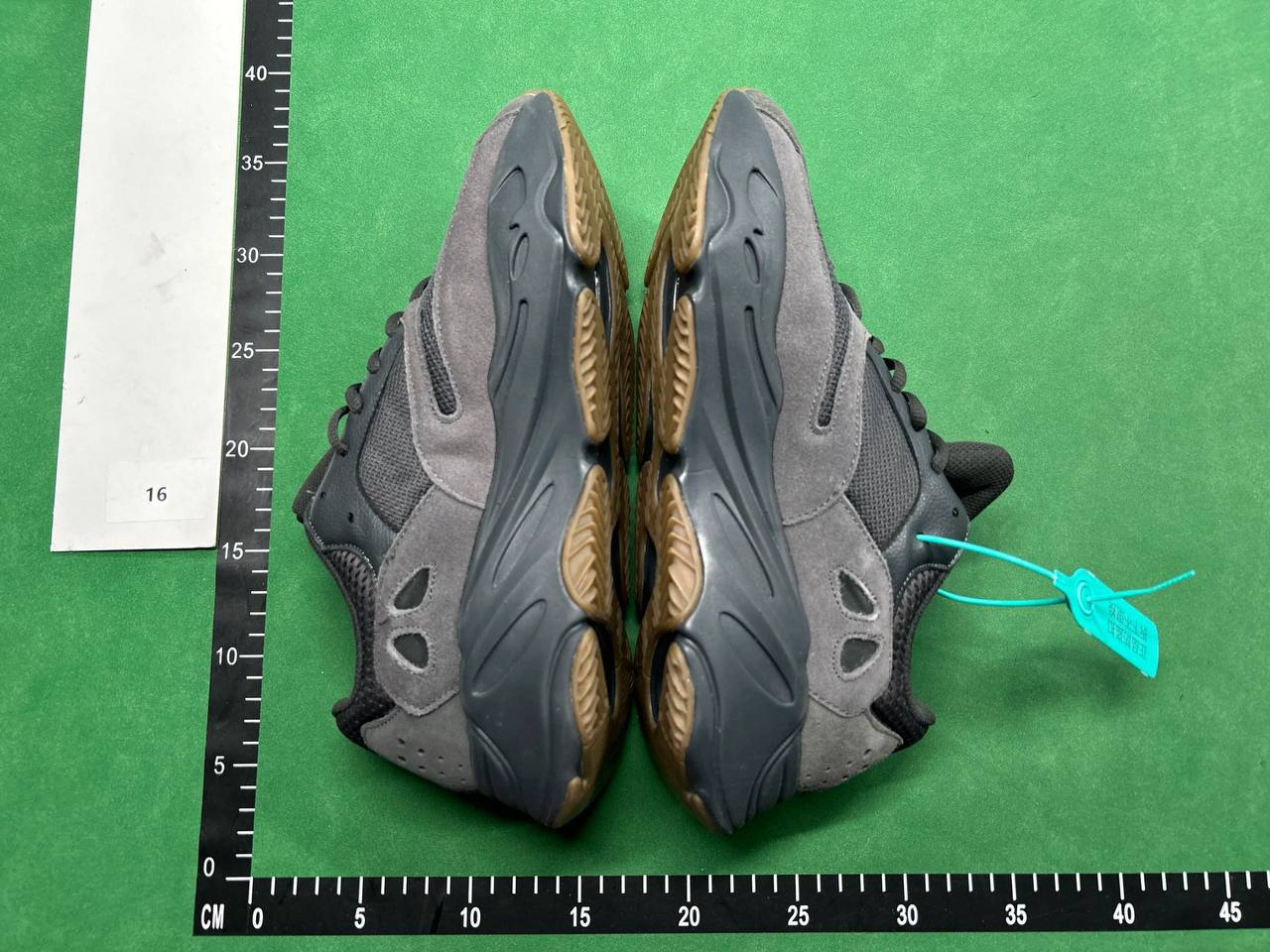  Yeezy 700 coconut - 4