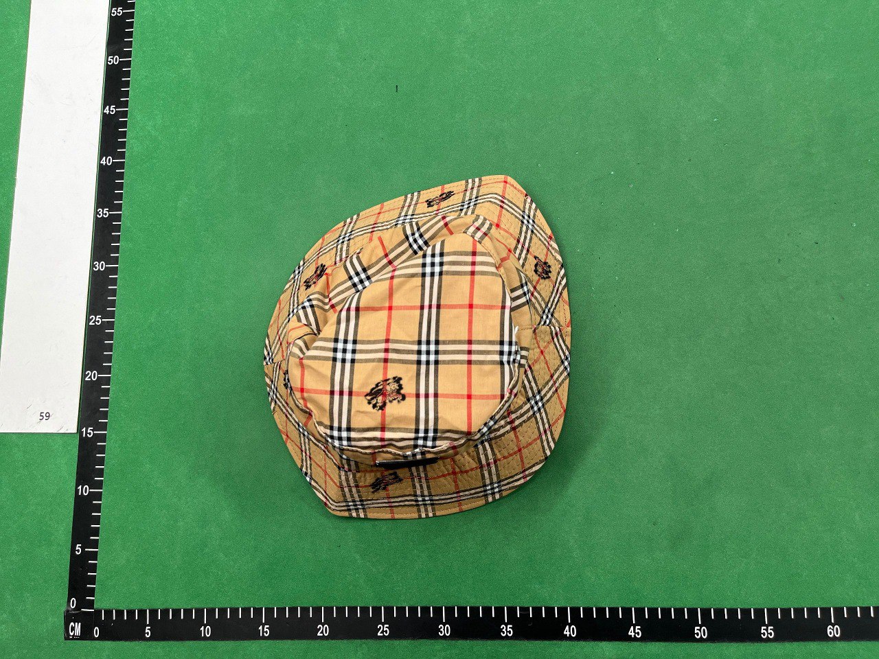 burberry hat                                                                                                        - 4