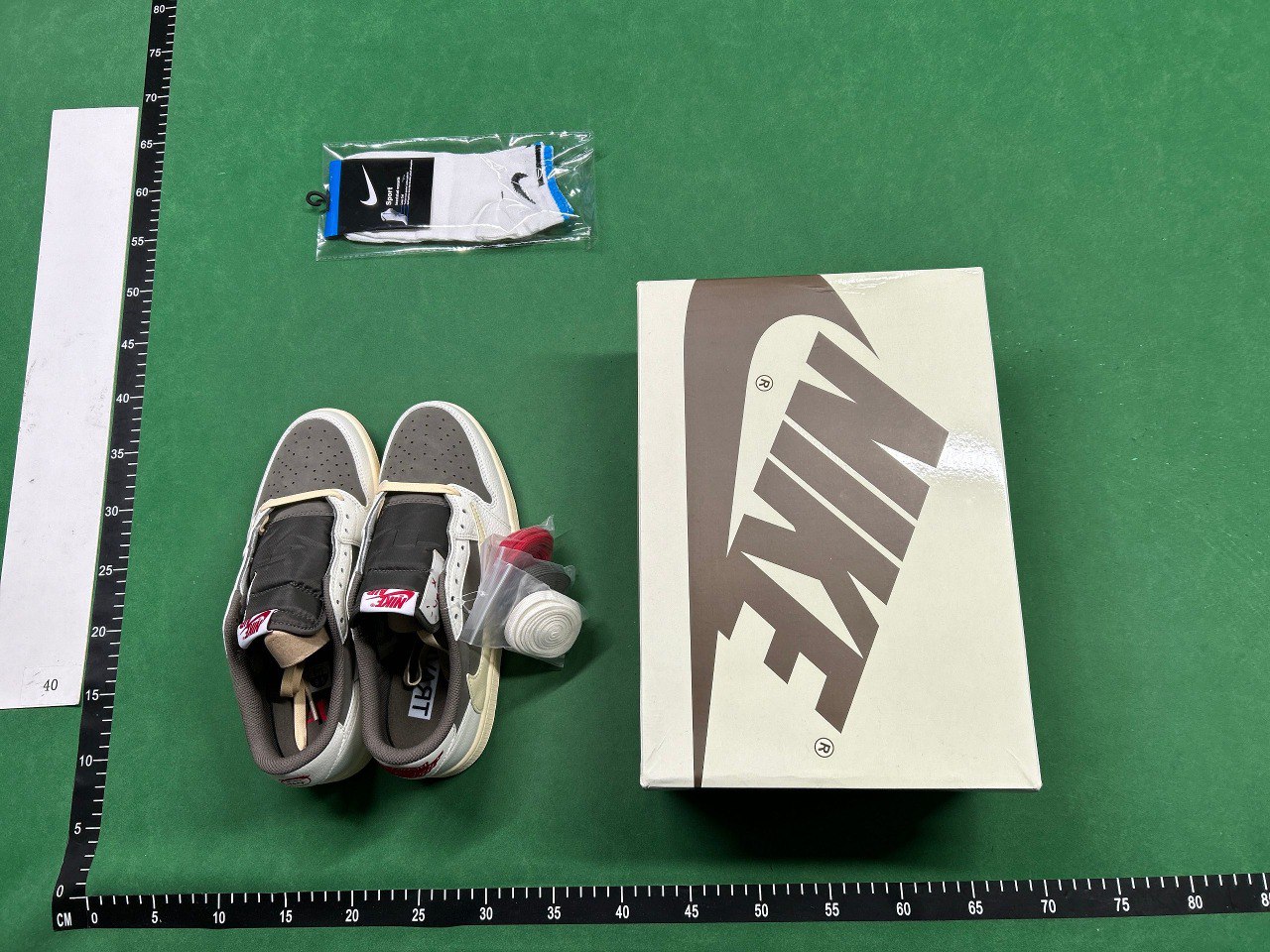 Travis Scott  Jordan 1                                                                                                 - 2