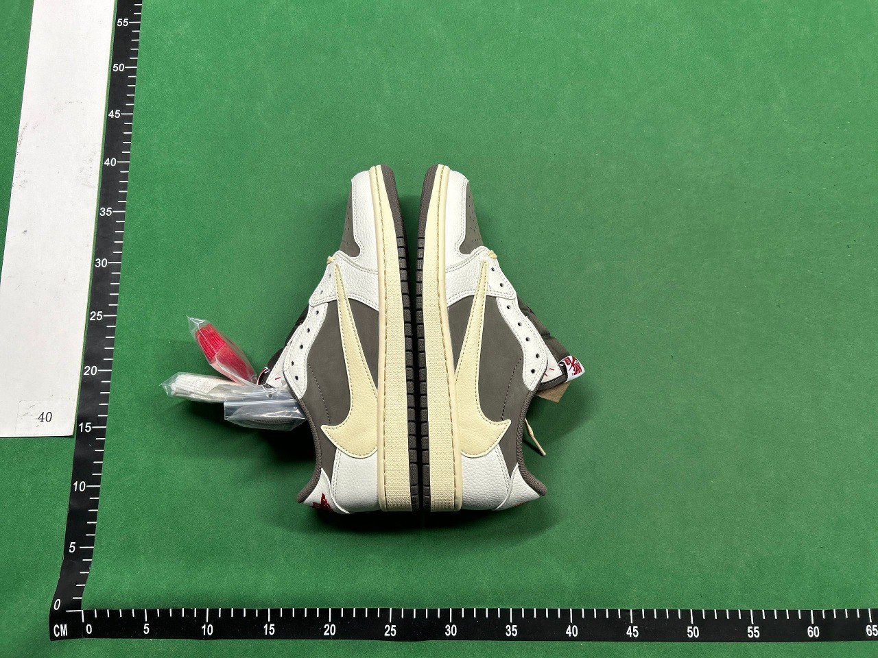 Travis Scott  Jordan 1                                                                                                 - 3