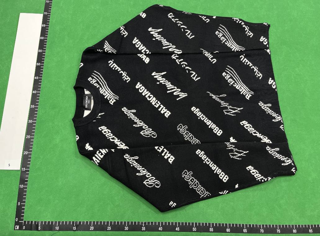 Balenciaga sweater                                                                                      - 2