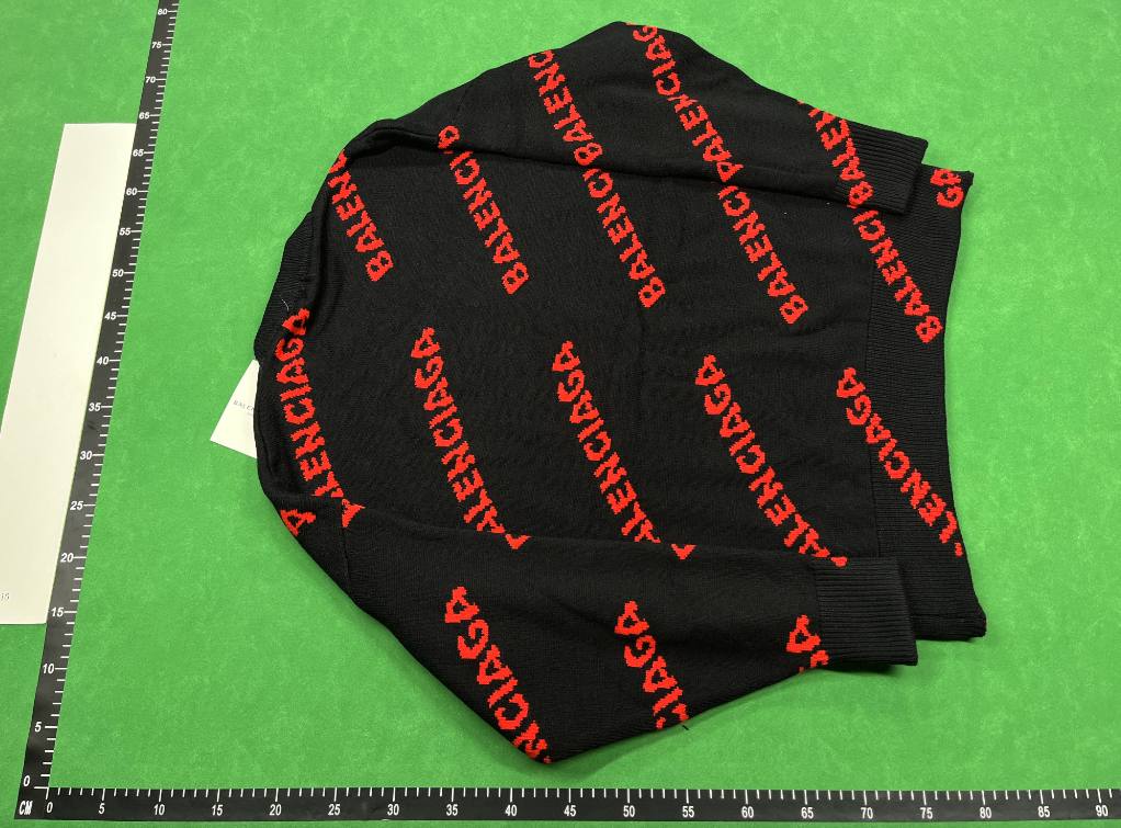 Balenciaga sweater                                                                                      - 5