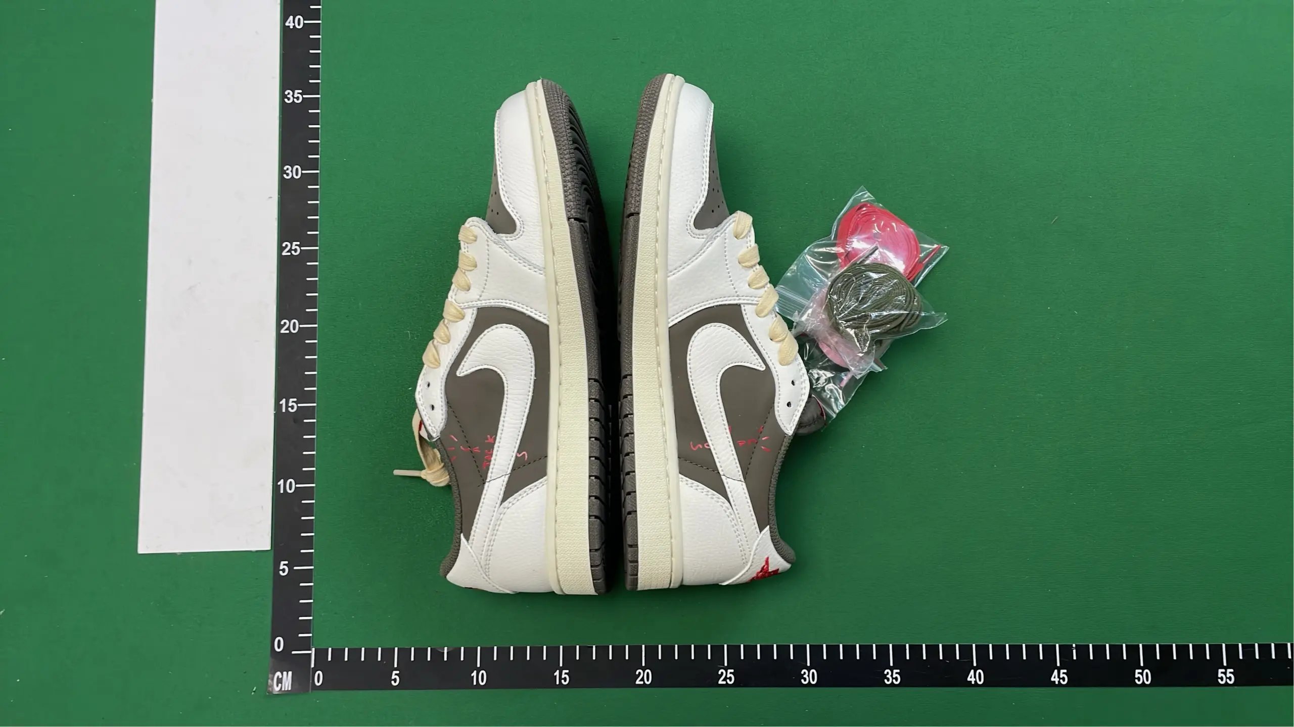 AJ1 X Travis Scott - 4