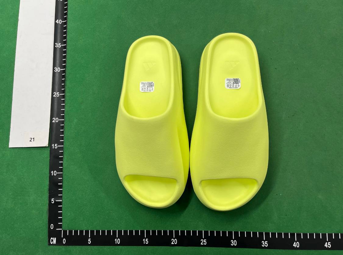 MANY YEEZY SLIDES - 4