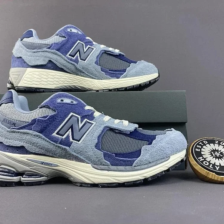 New Balance  NB 2002R