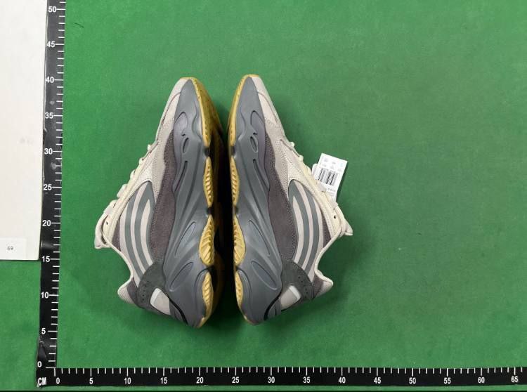 ADIDAS YEEZY 700 - 2
