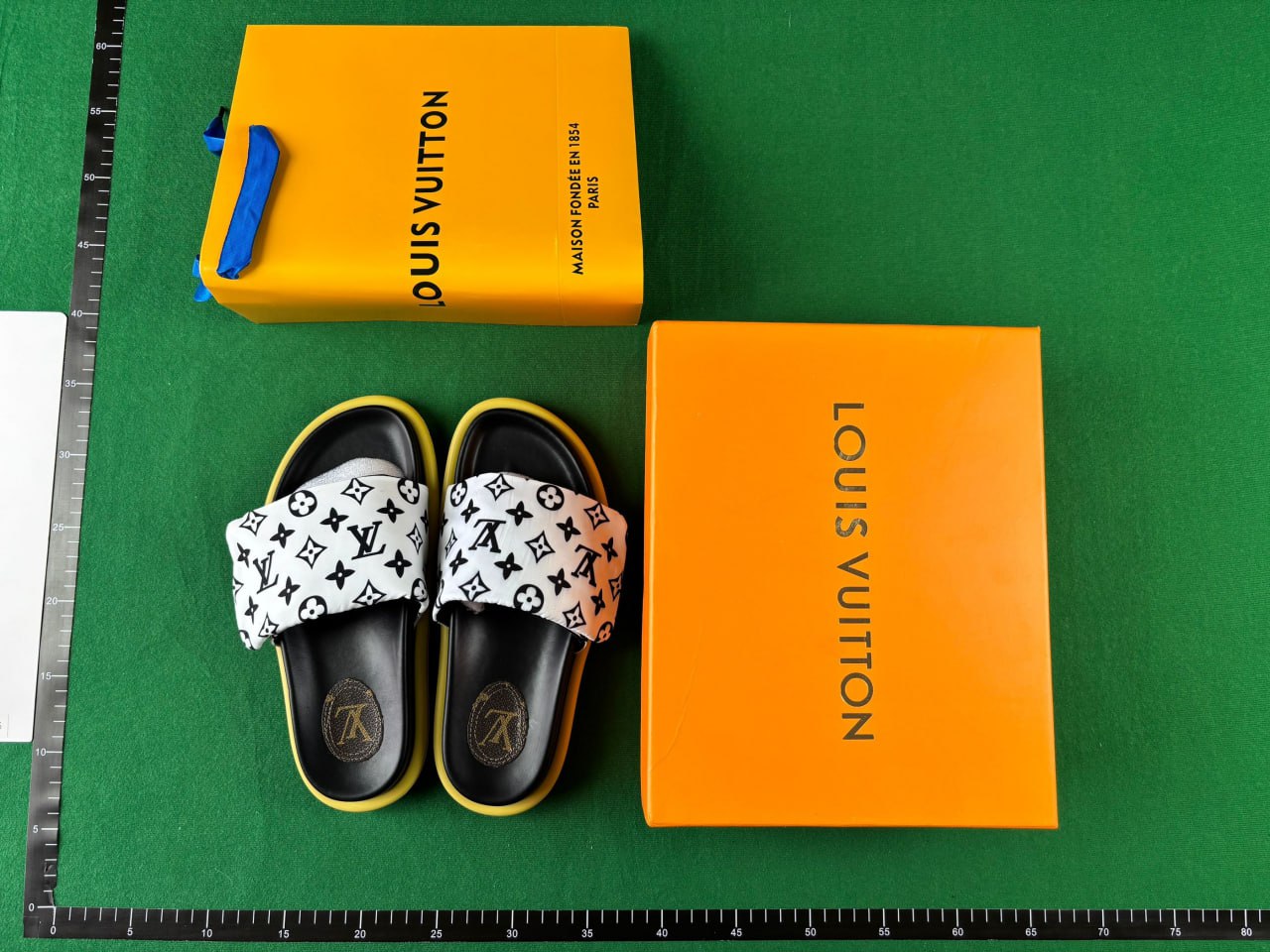  Louis Vuitton Slippers - 2