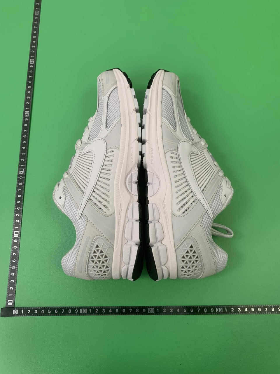 NIKE AIR ZOOM VOMERO 5 - 2