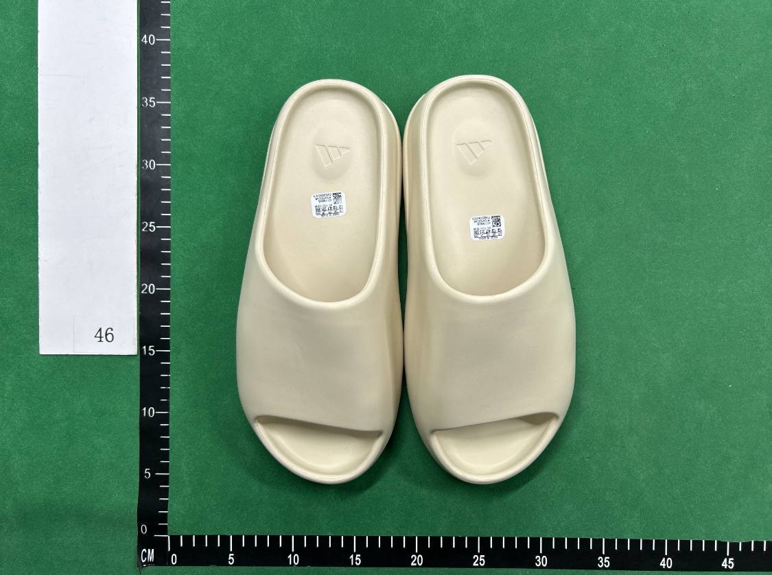 MANY YEEZY SLIDES - 3