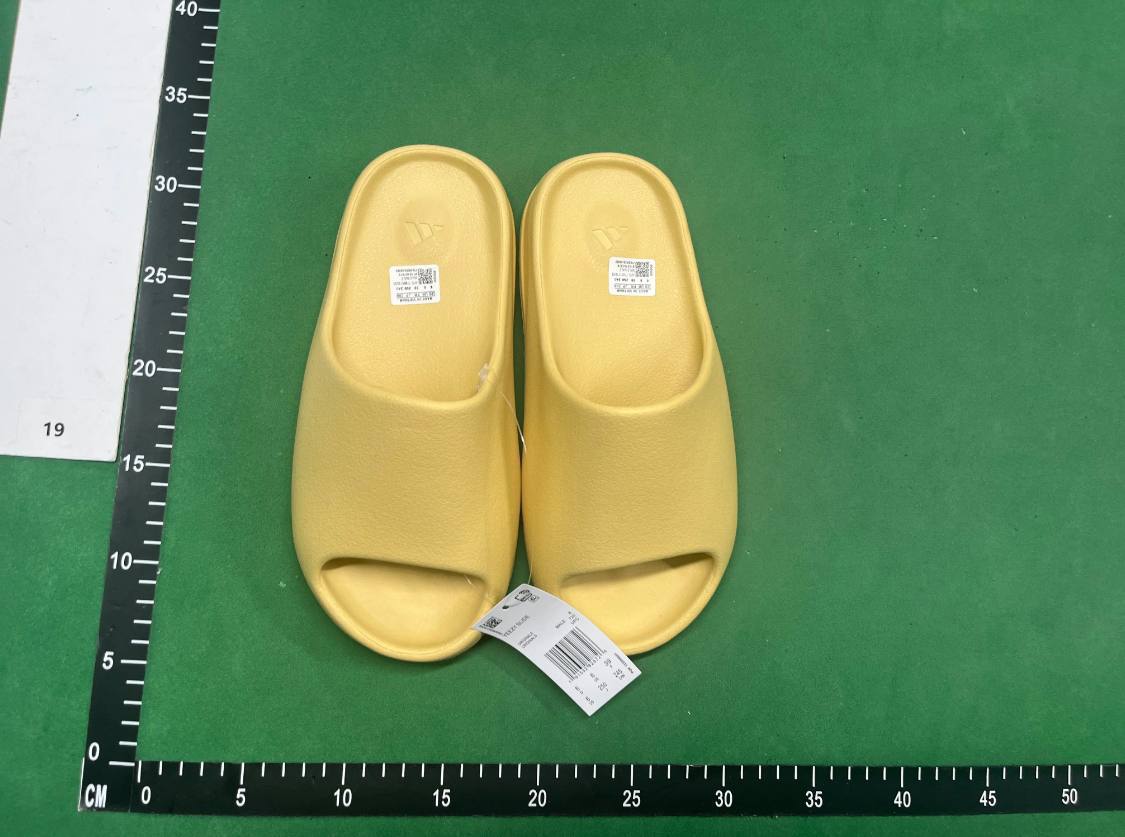 MANY YEEZY SLIDES - 5