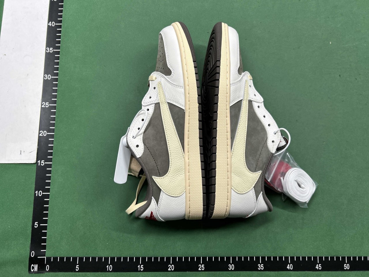 Air Jordan 1 Low x Travis Scott - 2