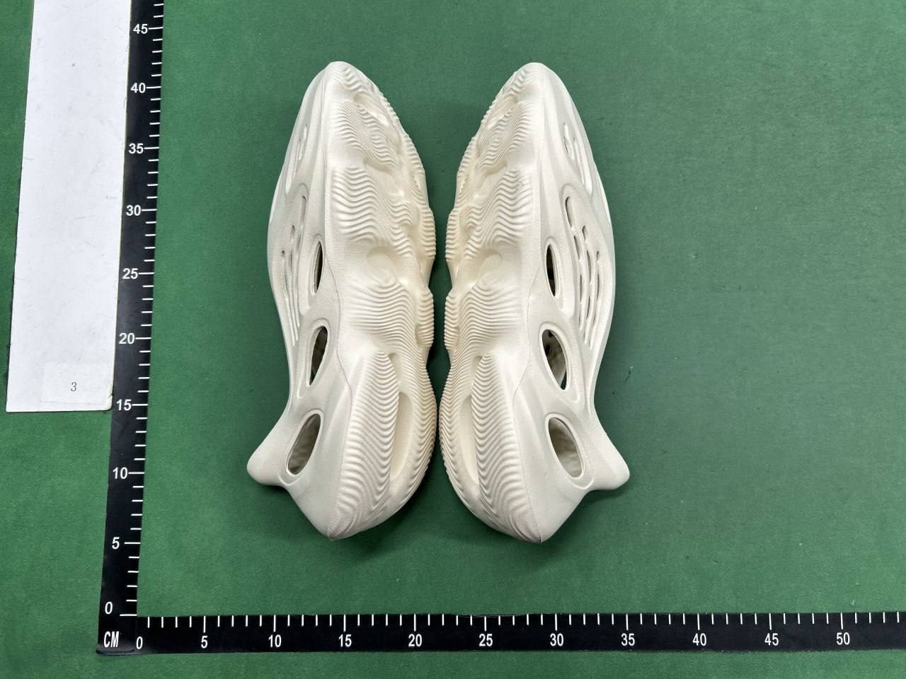 yezzy slippers - 3