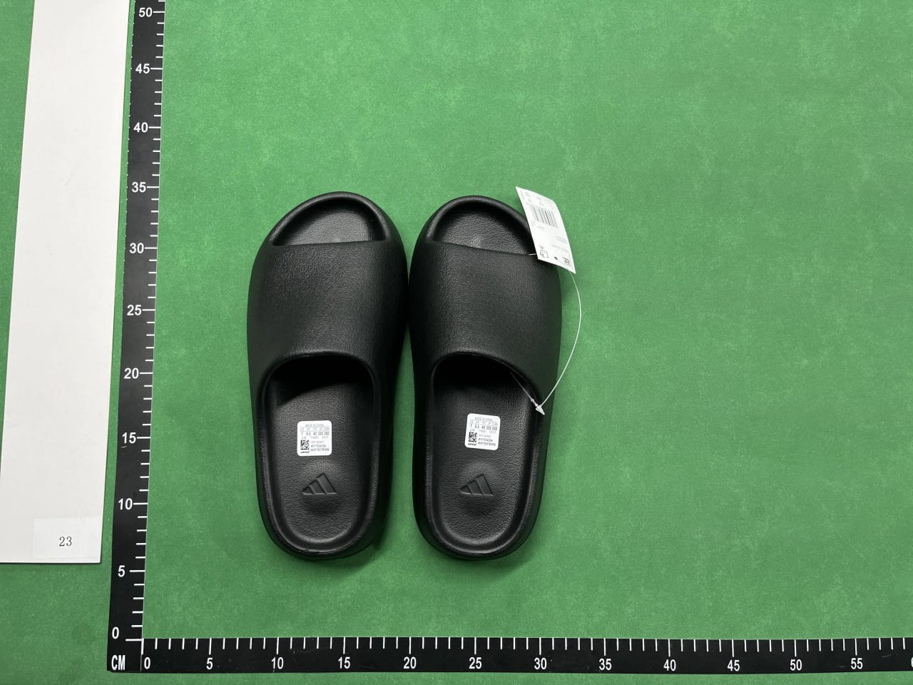 yezzy slippers - 4