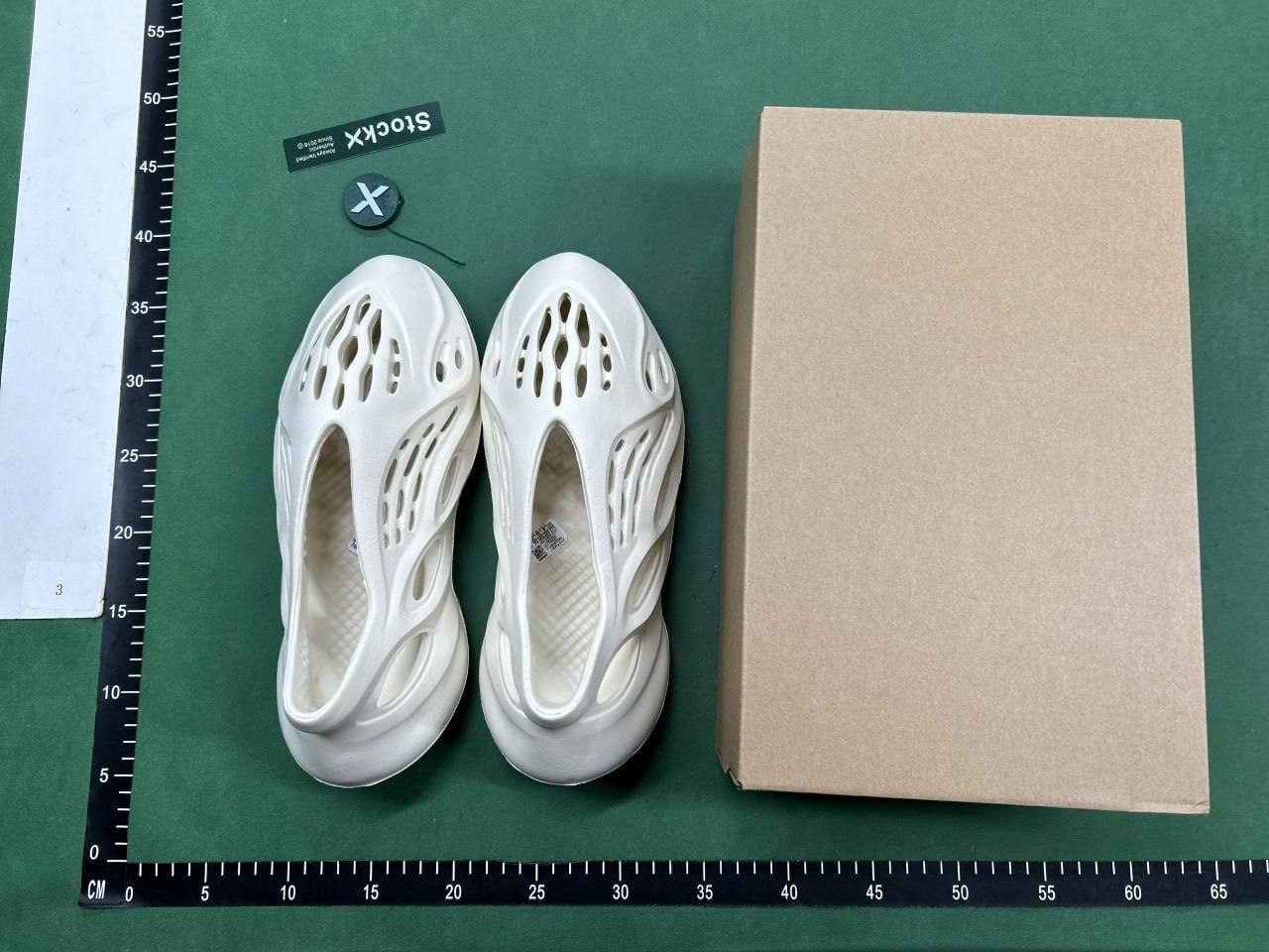 yezzy slippers - 2