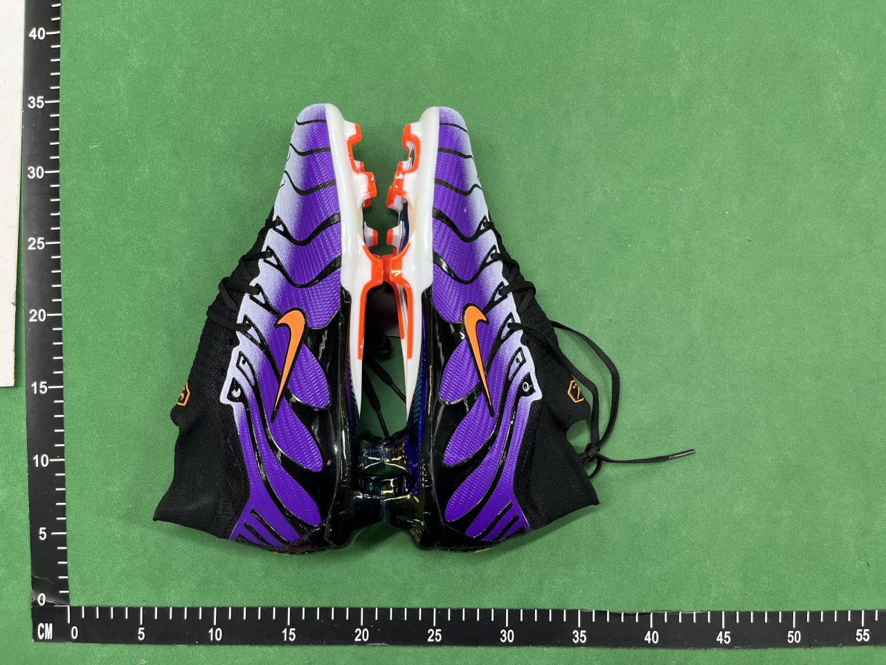 Nike soccer shoes  - 3
