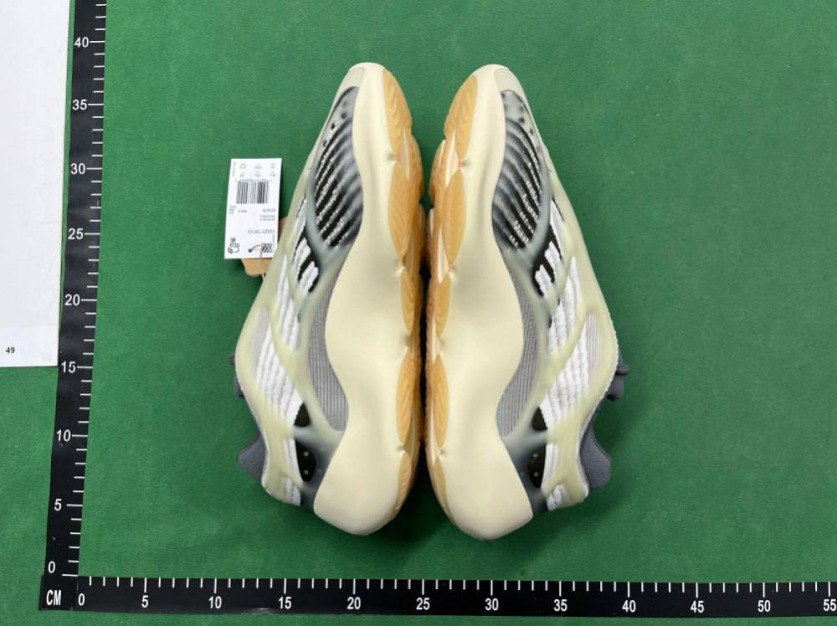 Yeezy Boost 700 v3 - 3