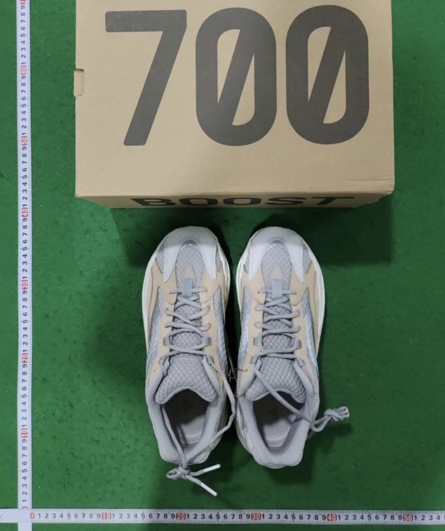 Yeezy Boost 700  - 3