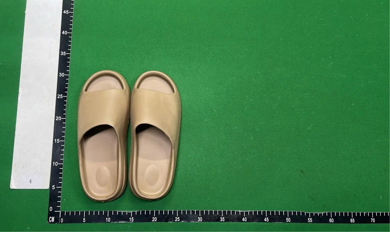 Yeezy Slides - 4