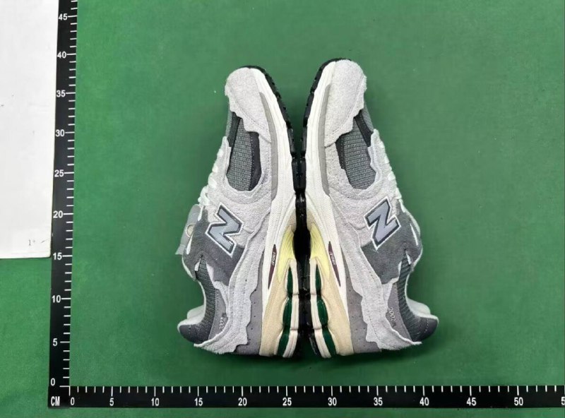 M batch New Balance 2002R  - 2
