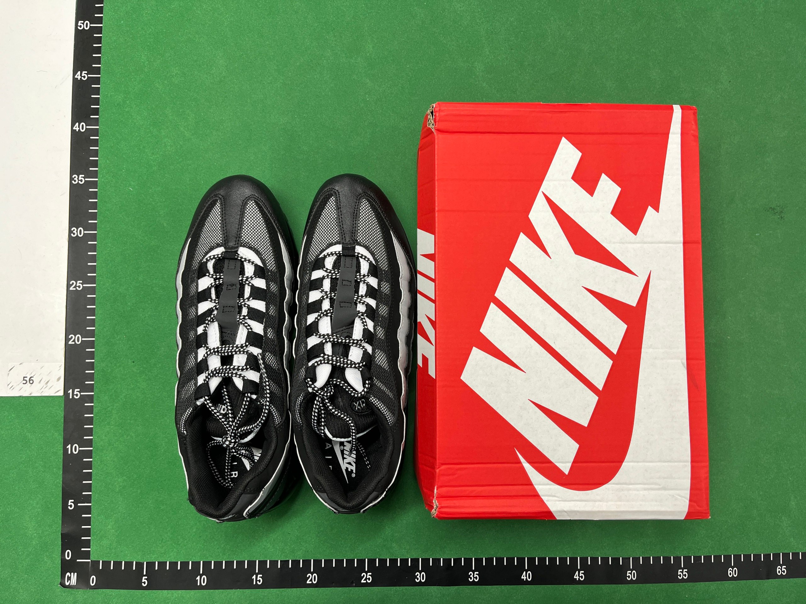 NIKE                                                                                                         - 4