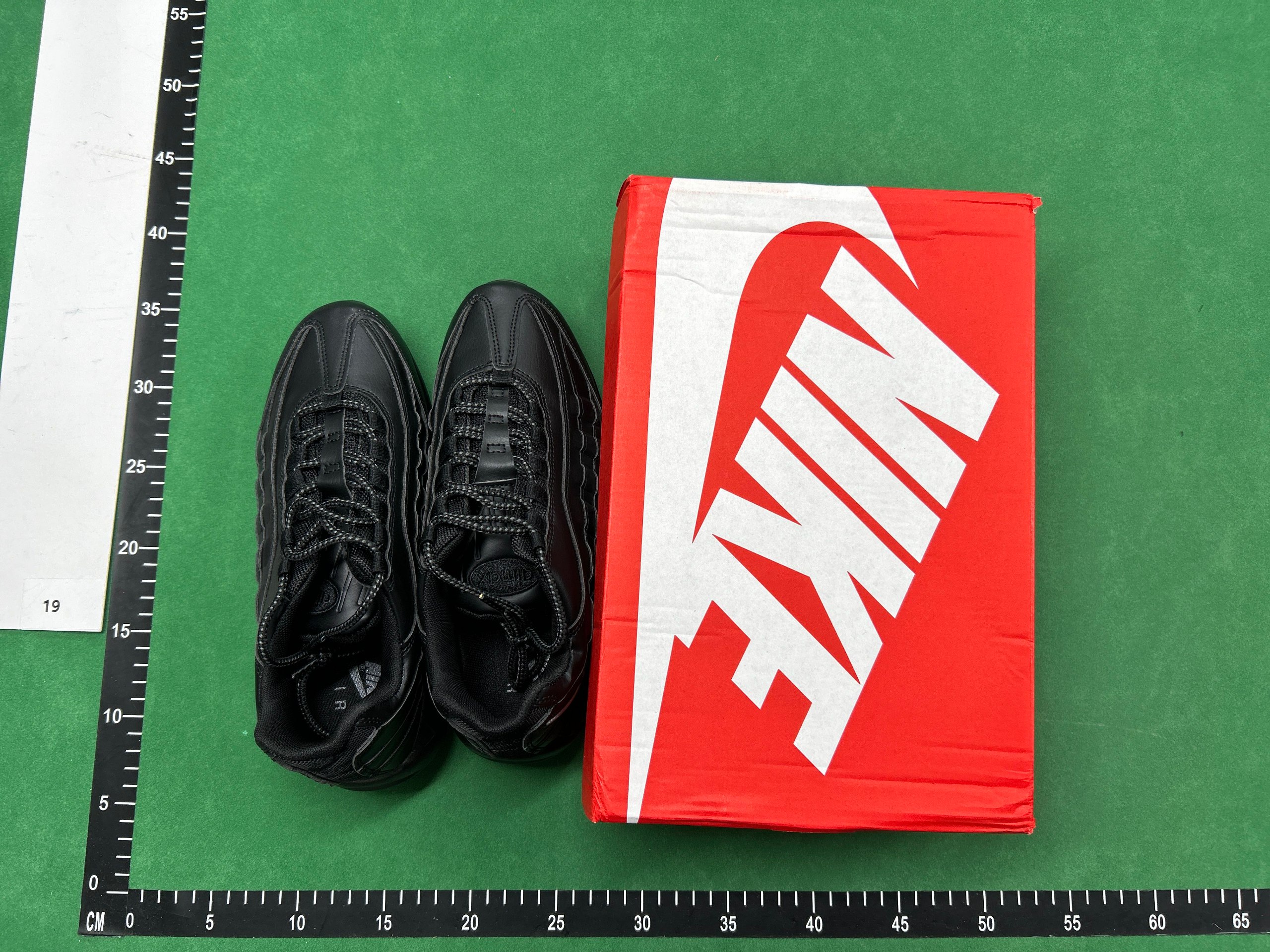 NIKE                                                                                                         - 5